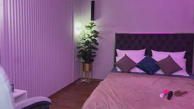 Snapshot of XtraHotX chatting on January 24, 2025, 1:13 am XtraHotX online show from January 24, 2025, 1:13 am