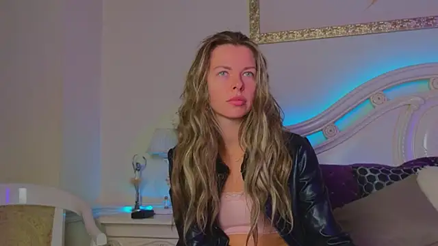 Snapshot of Real_Tini chatting on October 3, 2025, 8:33 am Real Tini online show from October 3, 2025, 8:33 am