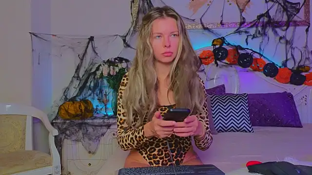 Snapshot of Real_Tini chatting on October 20, 2025, 11:43 am Real Tini online show from October 20, 2025, 11:43 am