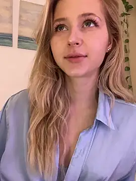 Snapshot of LunaRase chatting on October 5, 2025, 9:07 am LunaRase online show from October 5, 2025, 9:07 am