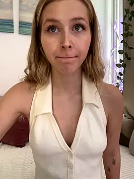 Snapshot of LunaRase chatting on October 7, 2025, 9:28 am LunaRase online show from October 7, 2025, 9:28 am