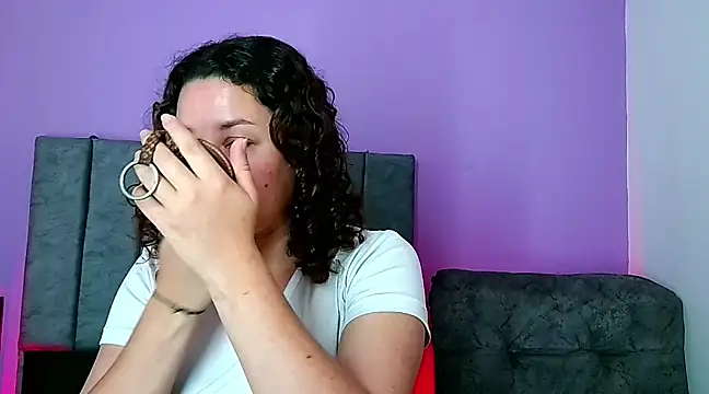 Snapshot of ArtesanaMK chatting on February 18, 2025, 4:59 pm ArtesanaMK online show from February 18, 2025, 4:59 pm