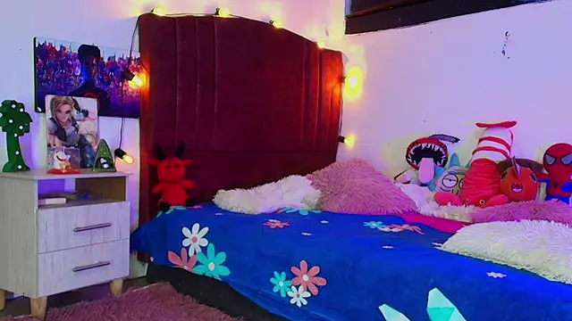 alisson zafiro  online show from November 2, 2025, 3:20 am