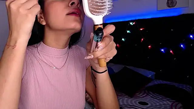 Snapshot of floweer_ chatting on February 8, 2025, 1:01 pm floweer online show from February 8, 2025, 1:01 pm