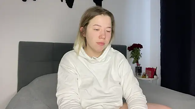 Embersweetbunny online show from February 17, 2025, 7:58 am