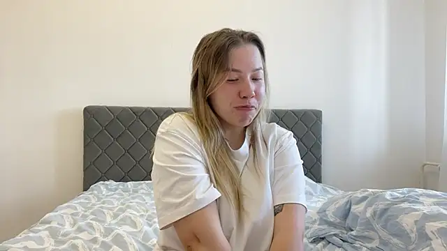 Embersweetbunny online show from March 19, 2025, 9:28 am