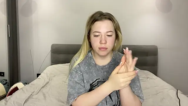 Embersweetbunny online show from January 11, 2026, 6:29 am