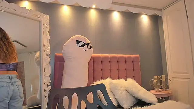 Snapshot of IssadoraJames chatting on October 8, 2025, 7:33 pm IssadoraJames online show from October 8, 2025, 7:33 pm