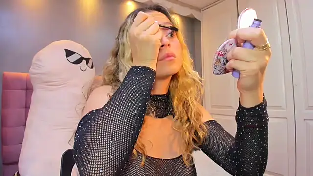 Snapshot of IssadoraJames chatting on October 29, 2025, 10:00 pm IssadoraJames online show from October 29, 2025, 10:00 pm