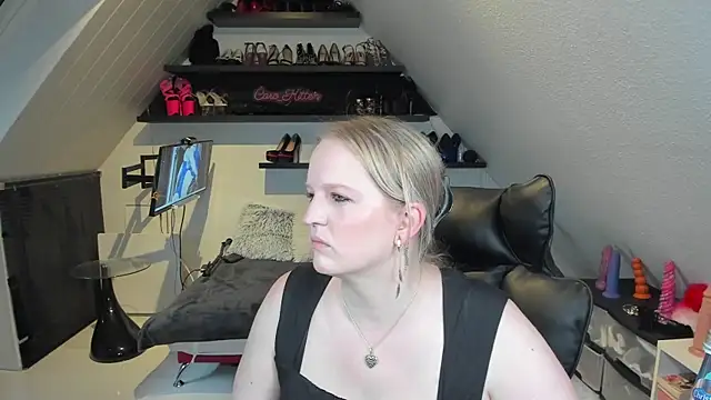 Snapshot of caro_kitten chatting on April 13, 2026, 7:36 am caro kitten online show from April 13, 2026, 7:36 am