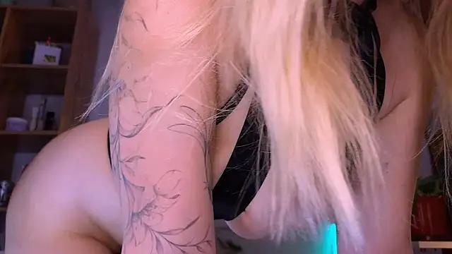 Snapshot of Amelia_naughtyGirl chatting on December 18, 2024, 11:51 pm Amelia naughtyGirl online show from December 18, 2024, 11:51 pm