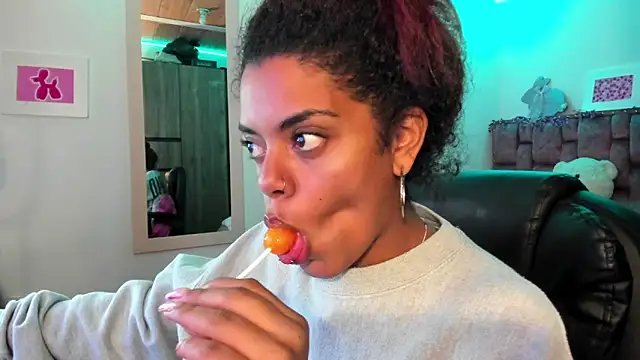 ladyrd1 online show from December 19, 2024, 2:45 am