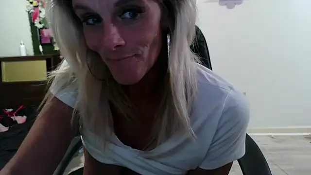 Snapshot of vixendoll87 chatting on July 25, 2026, 12:53 am vixendoll87 online show from July 25, 2026, 12:53 am