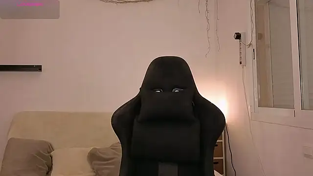 Snapshot of Karinchik_ chatting on February 3, 2026, 7:52 pm Karinchik online show from February 3, 2026, 7:52 pm