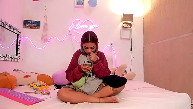 Snapshot of lilith_horny chatting on March 19, 2025, 5:41 am lilith horny online show from March 19, 2025, 5:41 am