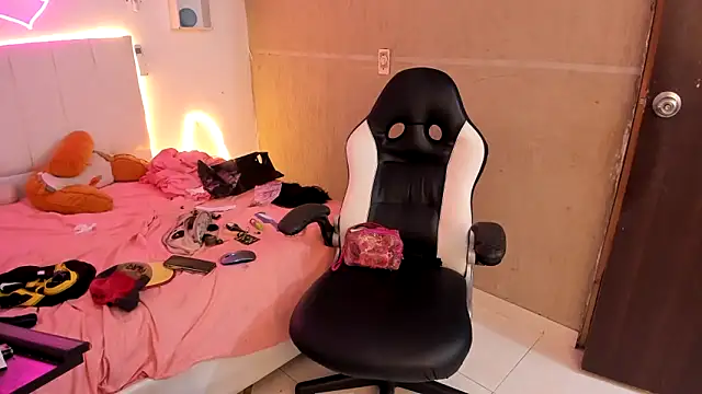 Snapshot of lilith_horny chatting on October 8, 2025, 12:30 am lilith horny online show from October 8, 2025, 12:30 am