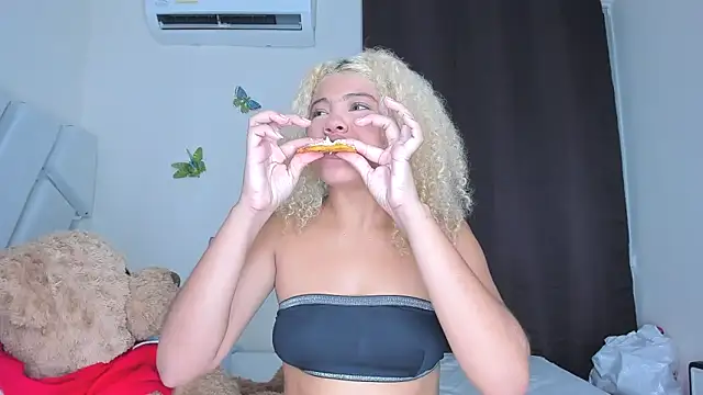 Snapshot of sofiacastillo01 chatting on January 6, 2026, 2:32 pm sofiacastillo01 online show from January 6, 2026, 2:32 pm