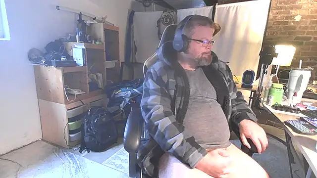 Snapshot of MagnusCockus chatting on April 2, 2026, 12:25 pm MagnusCockus online show from April 2, 2026, 12:25 pm