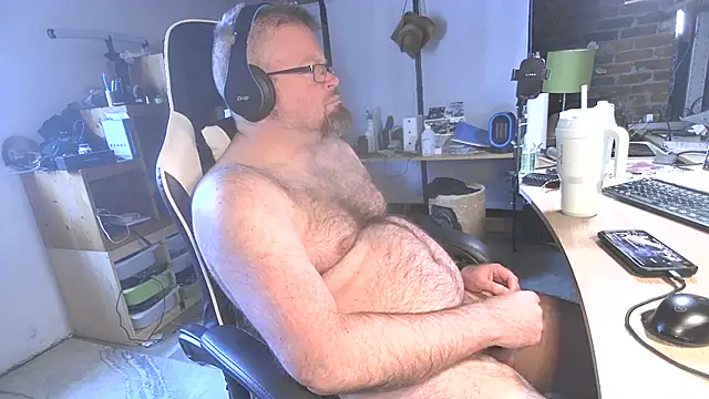 Snapshot of MagnusCockus chatting on April 10, 2026, 6:23 pm MagnusCockus online show from April 10, 2026, 6:23 pm
