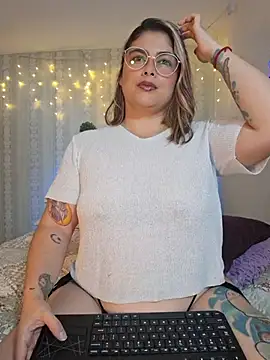 Juliietha servas online show from March 18, 2026, 10:02 pm