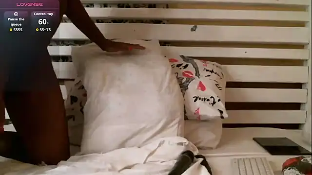 Snapshot of black_sexy_queen chatting on November 7, 2025, 9:15 pm black sexy queen online show from November 7, 2025, 9:15 pm