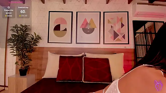 LunaRuso online show from November 24, 2025, 7:57 pm