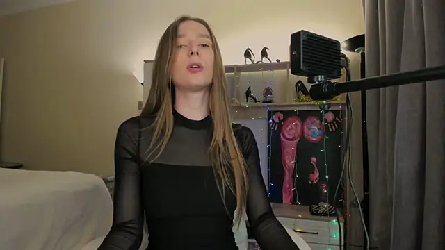 Snapshot of CharlotteWells chatting on January 10, 2025, 3:16 pm CharlotteWells online show from January 10, 2025, 3:16 pm