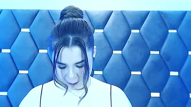 ThaniaJones online show from October 8, 2025, 12:03 pm