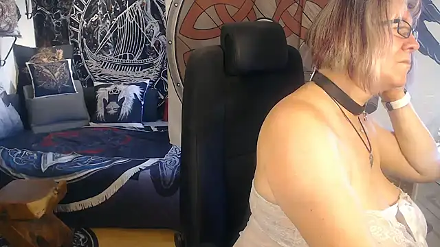 Snapshot of TittenMichelle chatting on October 3, 2025, 10:34 am TittenMichelle online show from October 3, 2025, 10:34 am