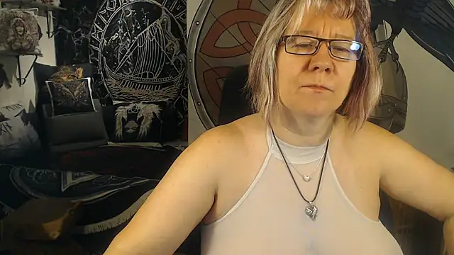 Snapshot of TittenMichelle chatting on October 5, 2025, 4:11 am TittenMichelle online show from October 5, 2025, 4:11 am