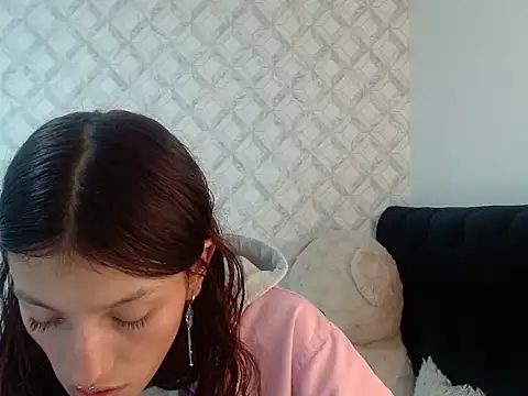 Snapshot of Emma-Wilson chatting on February 3, 2026, 4:10 am Emma-Wilson online show from February 3, 2026, 4:10 am