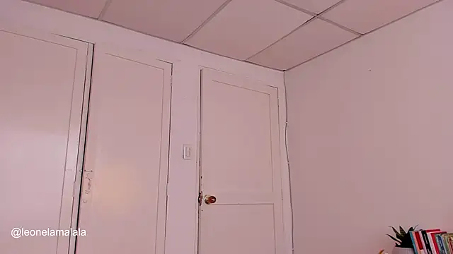 Snapshot of cuddlingbunny chatting on March 21, 2025, 7:24 pm cuddlingbunny online show from March 21, 2025, 7:24 pm