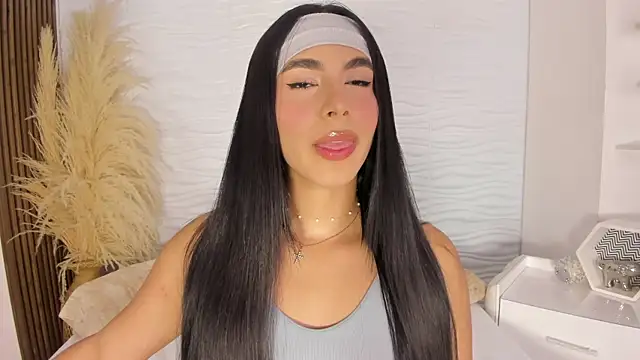 IsabelleFoxx  online show from December 17, 2025, 10:05 pm