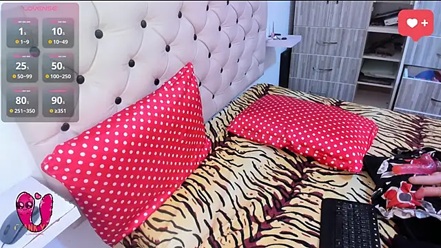 Snapshot of Krystal_Cruz chatting on January 4, 2025, 12:16 pm Krystal Cruz online show from January 4, 2025, 12:16 pm