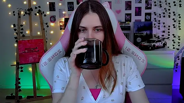 Snapshot of AliceCharmy chatting on October 26, 2025, 5:35 am AliceCharmy online show from October 26, 2025, 5:35 am