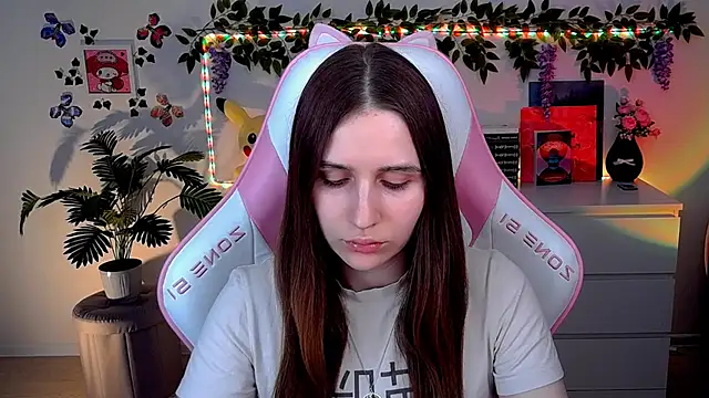 AliceCharmy online show from April 3, 2026, 3:43 pm