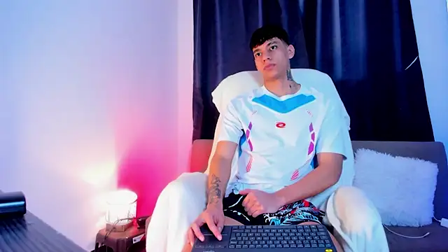 Josep Davies online show from February 2, 2025, 11:11 pm