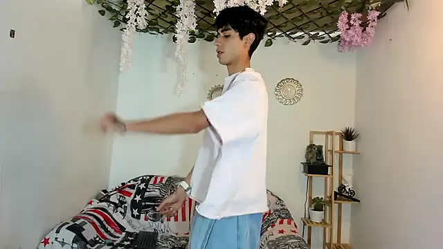 oliverhot2005 online show from December 4, 2025, 8:17 pm