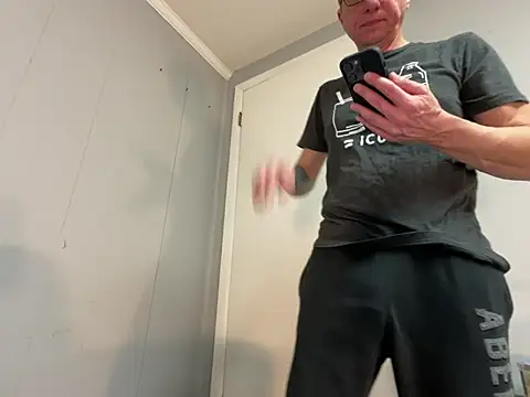 Snapshot of mouser21212 chatting on January 6, 2025, 6:25 am mouser21212 online show from January 6, 2025, 6:25 am