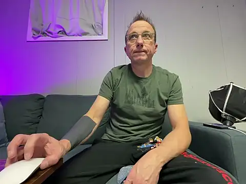 Snapshot of mouser21212 chatting on February 12, 2025, 5:05 pm mouser21212 online show from February 12, 2025, 5:05 pm