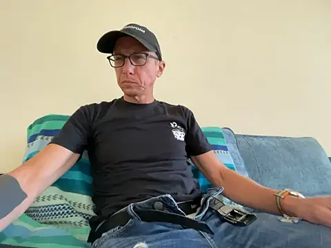 Snapshot of mouser21212 chatting on October 19, 2025, 6:30 pm mouser21212 online show from October 19, 2025, 6:30 pm