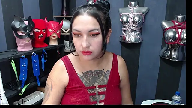 Snapshot of LucyStrike_ chatting on January 20, 2025, 2:53 am LucyStrike online show from January 20, 2025, 2:53 am