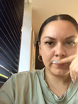 Luccreccia  online show from October 4, 2025, 9:18 am