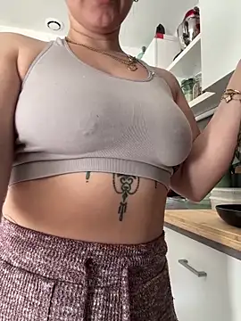 Luccreccia  online show from March 23, 2026, 11:03 am