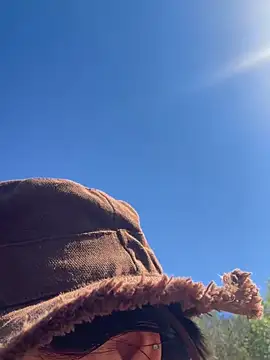 Luccreccia  online show from April 8, 2026, 12:49 pm