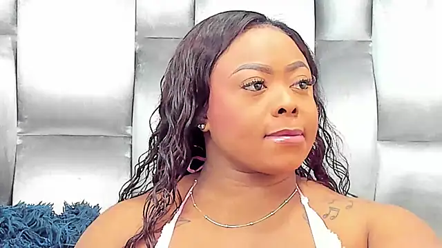 Snapshot of CamilaBenitez chatting on October 28, 2025, 12:19 pm CamilaBenitez online show from October 28, 2025, 12:19 pm