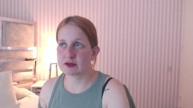 Snapshot of ViioletaMora chatting on February 5, 2025, 10:33 pm ViioletaMora online show from February 5, 2025, 10:33 pm