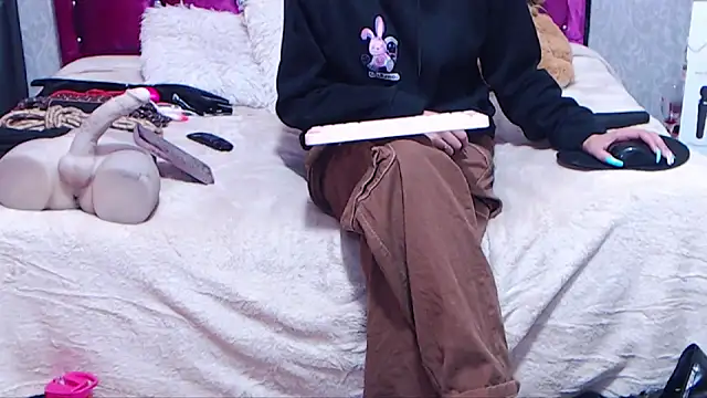 AyshaScott online show from April 15, 2026, 2:13 pm