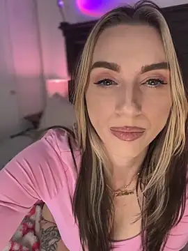 Snapshot of BrattyBae_xo chatting on October 6, 2025, 6:27 pm BrattyBae xo online show from October 6, 2025, 6:27 pm