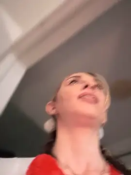 Snapshot of BrattyBae_xo chatting on October 31, 2025, 7:48 pm BrattyBae xo online show from October 31, 2025, 7:48 pm